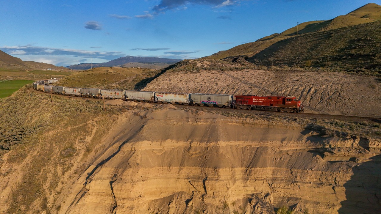 CPKC 301-492 climbs out of Walhachin toward Semlin with 112 loads of grain for the coast. 

CPKC 301-492: CP 8840, KCSM 4543 - DP 1x0x1 - 112 cars