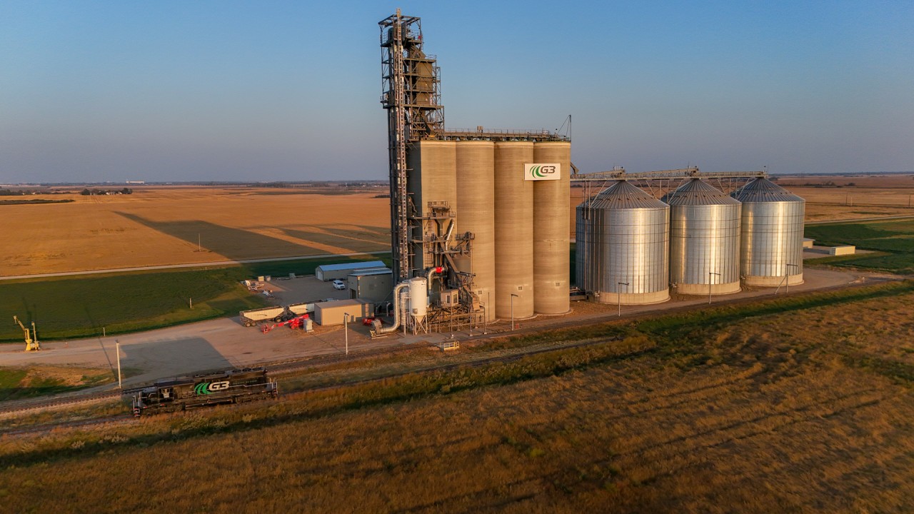 EFCX 1006 wearing a G3 paint scheme, idles at the G3 Saskatoon West elevator. The elevator is accessible from both the CPKC Wilkie Sub and CN Watrous Sub.