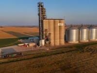 EFCX 1006 wearing a G3 paint scheme, idles at the G3 Saskatoon West elevator. The elevator is accessible from both the CPKC Wilkie Sub and CN Watrous Sub. 