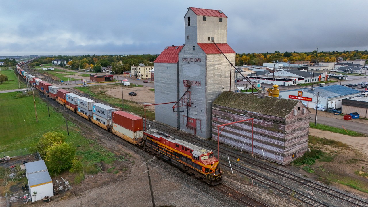 CPKC 105-18 cruises through Moosomin, next stop will be at Broadview for a quick crew change.