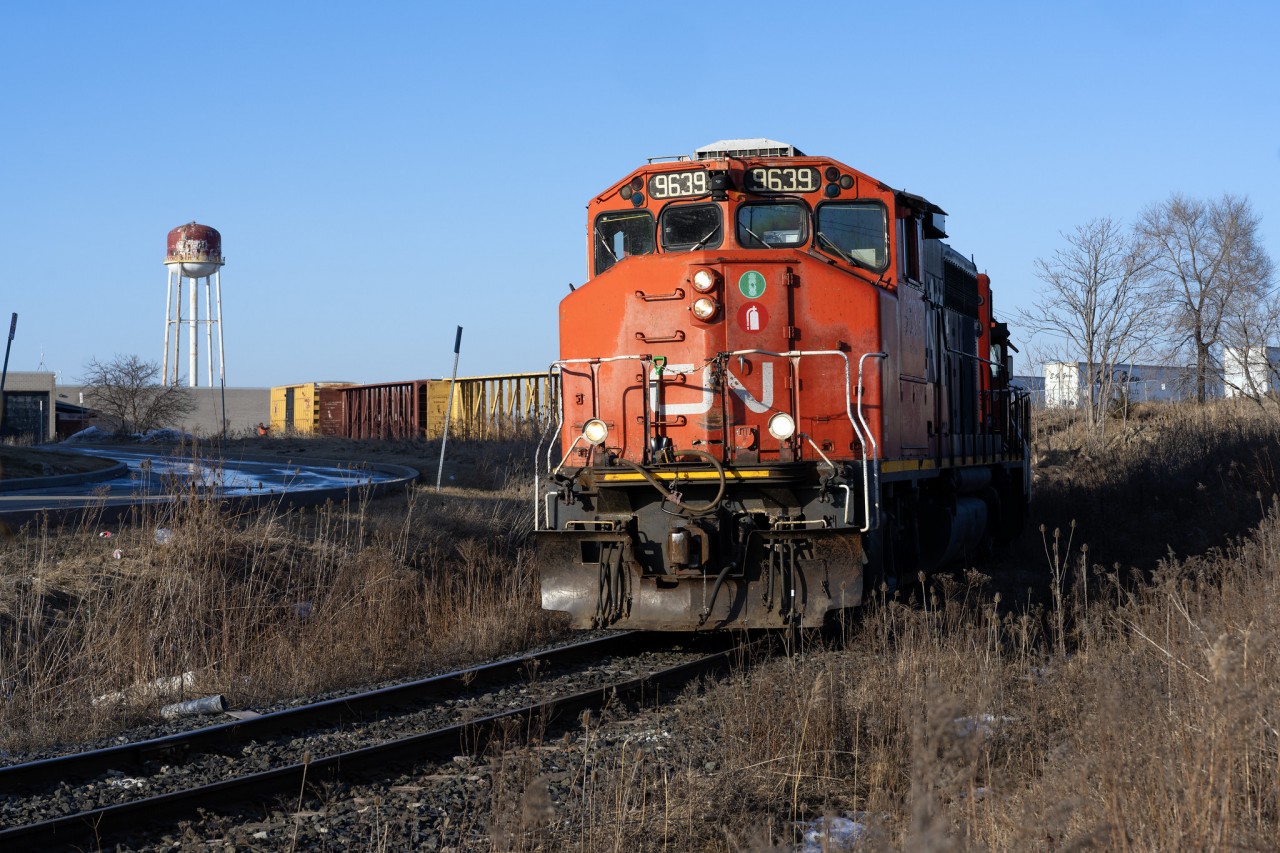 I love a good daylight Weston Sub roadswitcher, always a solid way to spend an afternoon on the CN. GP40-2LW 9639 spots XTL along the Weston Sub at Etobicoke North during the afternoon rush.