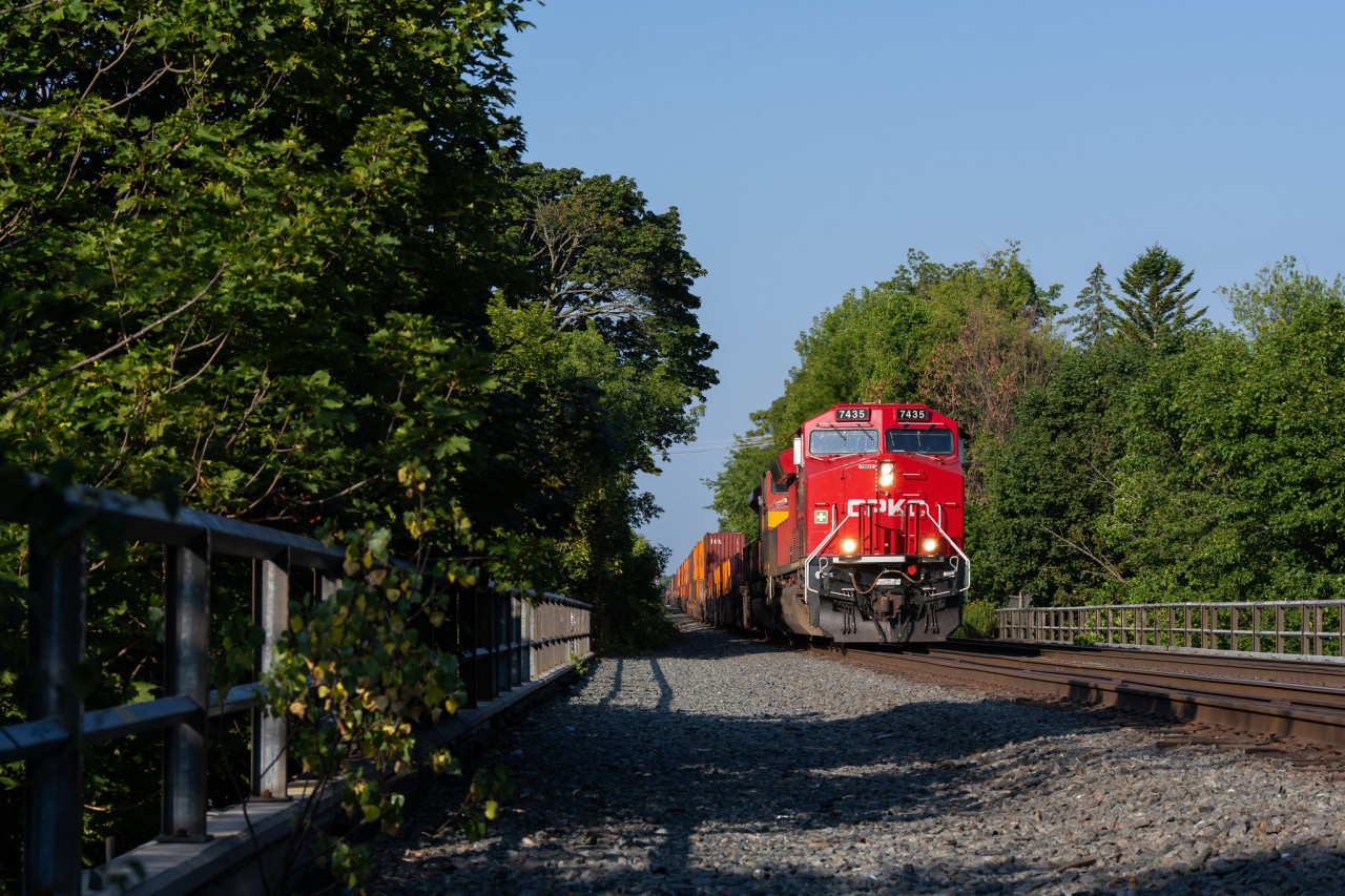 CP no.118 rolls through the neighbourhood with brand new CPKC ET44 7435 leading the way over the Yellow Creek and Balfour Ravine.