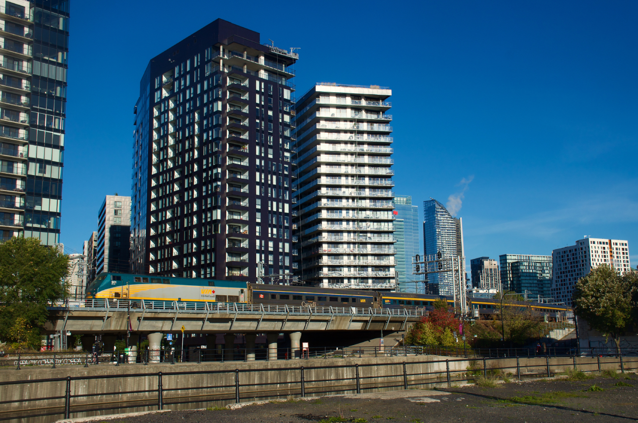 In a surprising development, two HEP consists have been in the Ottawa-Quebec City rotation during the last couple of weeks. Here VIA 33 is almost at Central Station with VIA 901 on the tail end.