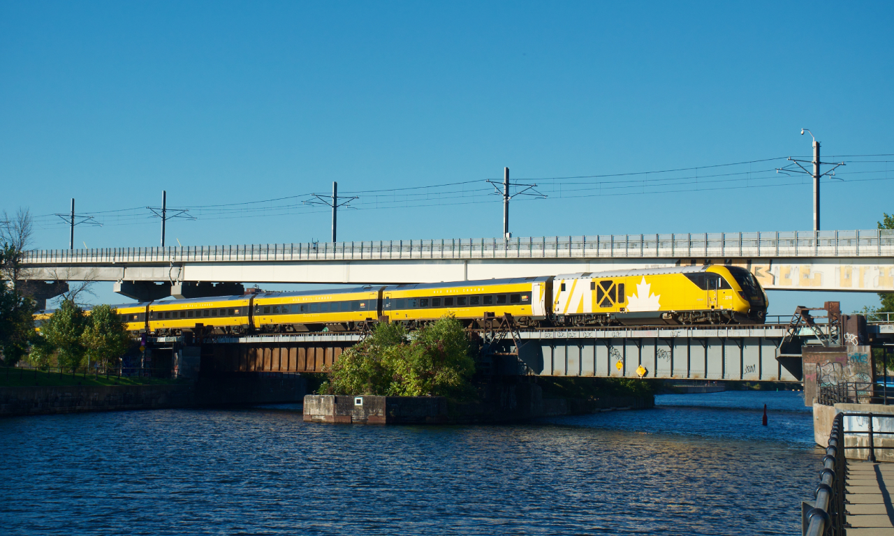 VIA 22 has the Lumi consist just after leaving Central Station.