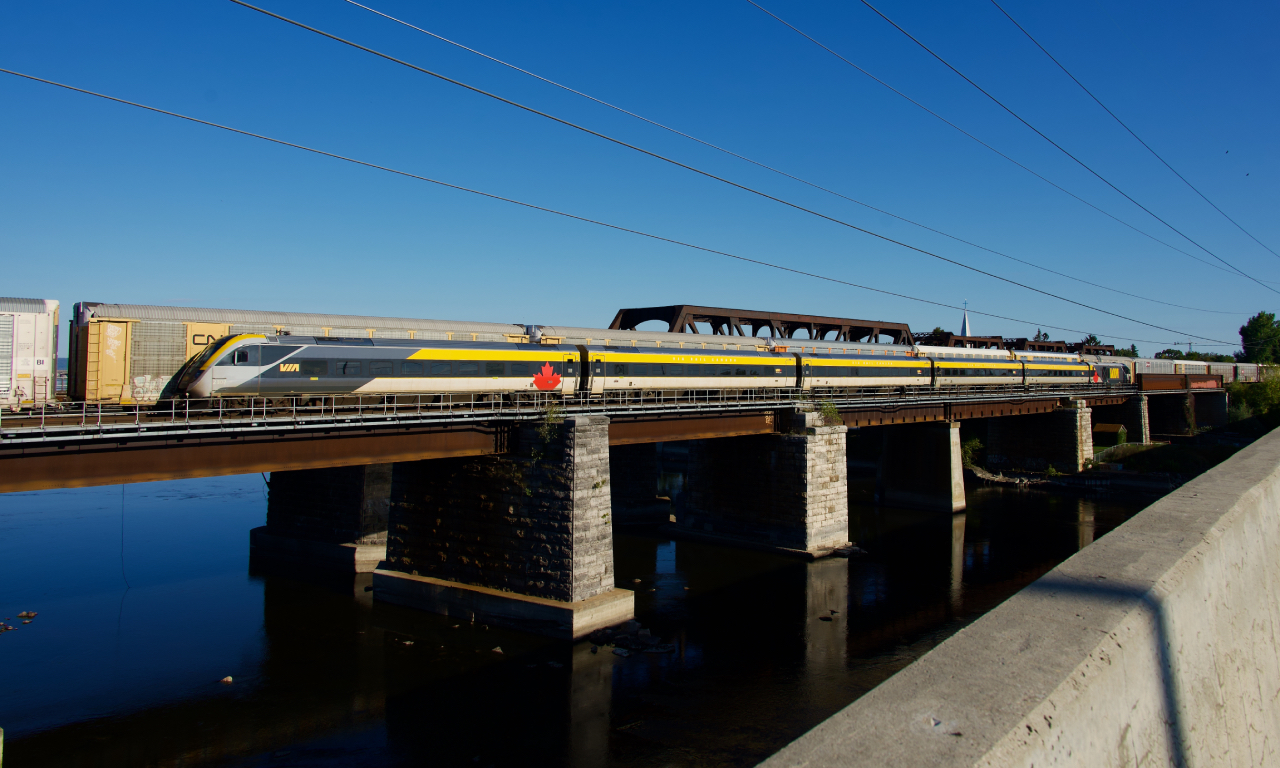 VIA 624 is passing CN 271 as it approaches the island of Montreal. Cab car VIA 2307 brings up the rear.