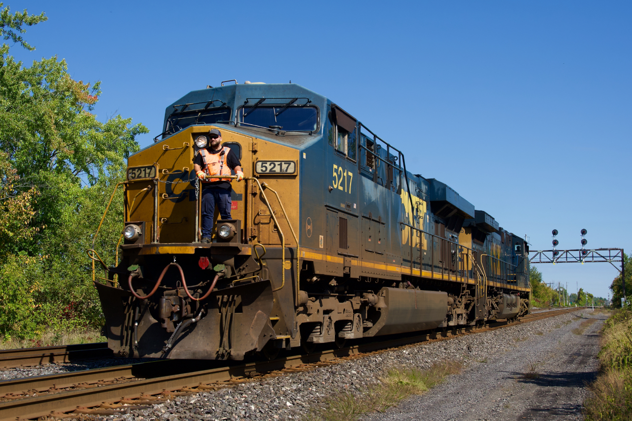 CN 326 is about to lift three cars from Coteau before heading towards Montreal.