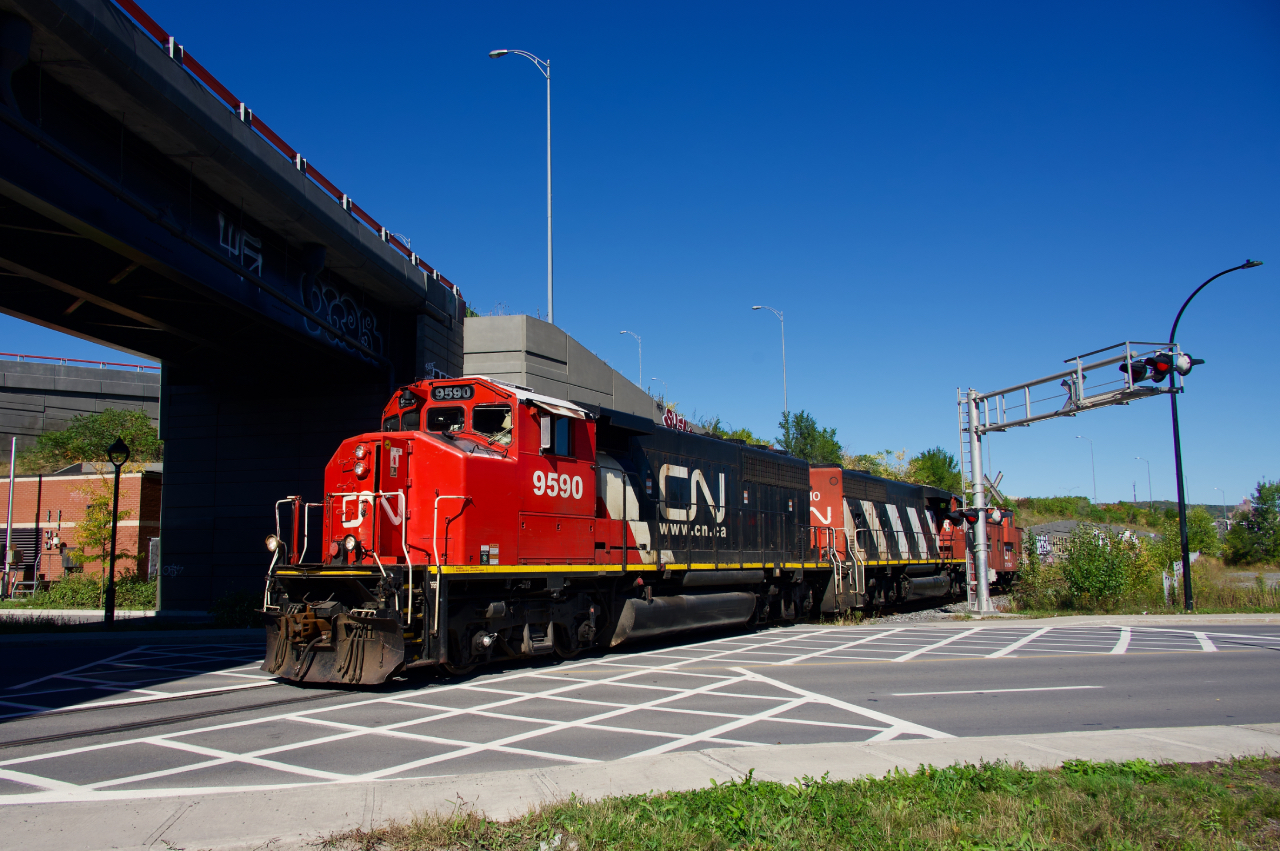 CN 500 is seen on the Turcot Holding Spur, on its way to grab two cars total from the two clients on this line