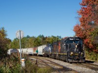 CN 538 has a fallen flag pair for power (IC 9628 & GTW 5820) as it leaves Coteau, on its way to Valleyfield.