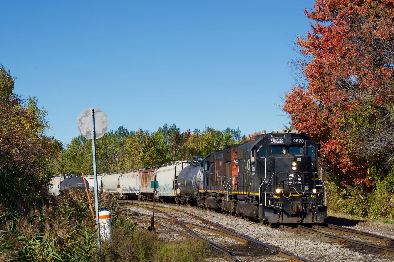 CN 538 has a fallen flag pair for power (IC 9628 & GTW 5820) as it leaves Coteau, on its way to Valleyfield.