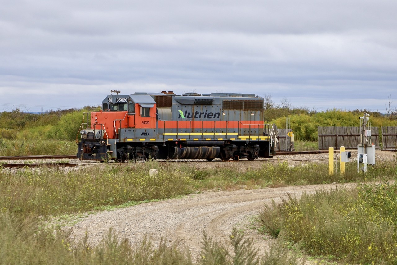 WRIX 35020 wearing a Nutrien scheme idles at the Sylvite Potash Mine, which is served by both CN and CPKC.