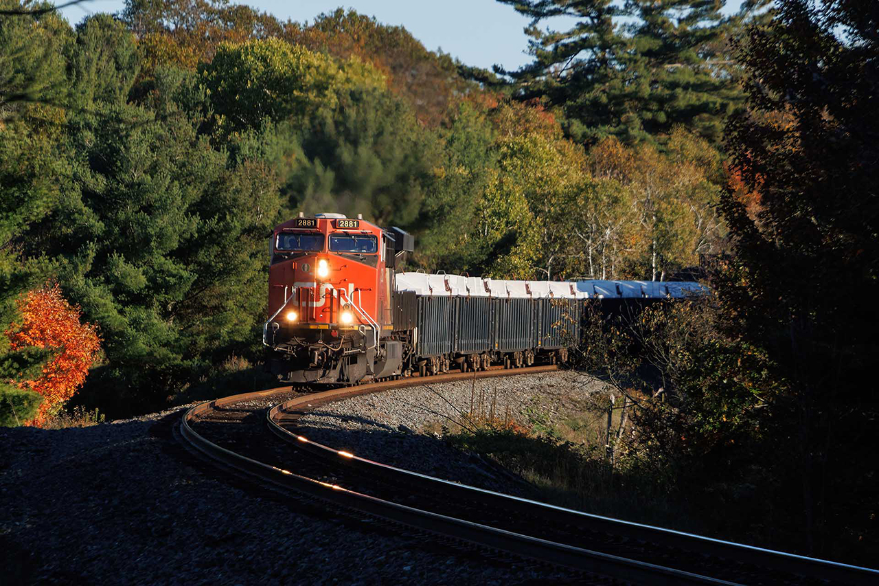 3 days up north, and just one merchandise train. A massive 1+1 301 rounds the curve near Nobel.