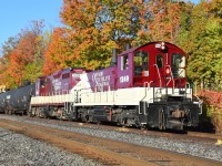 They're not F units, high nose GP7s, or MLWs, but a SW1200RSu and GP9u in matching OSR maroon and cream look a-ok in my books too. The beautiful Fall colours add nicely to the scene.