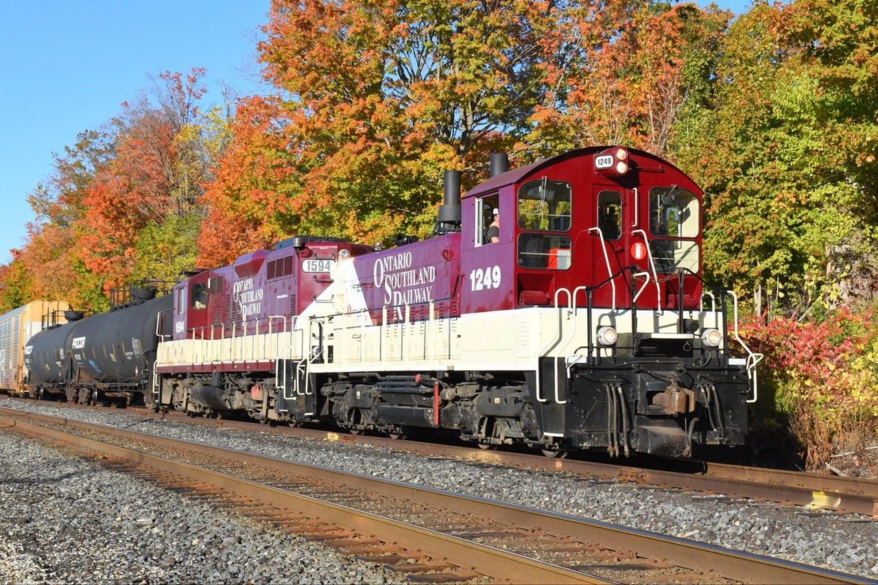 They're not F units, high nose GP7s, or MLWs, but a SW1200RSu and GP9u in matching OSR maroon and cream look a-ok in my books too. The beautiful Fall colours add nicely to the scene.