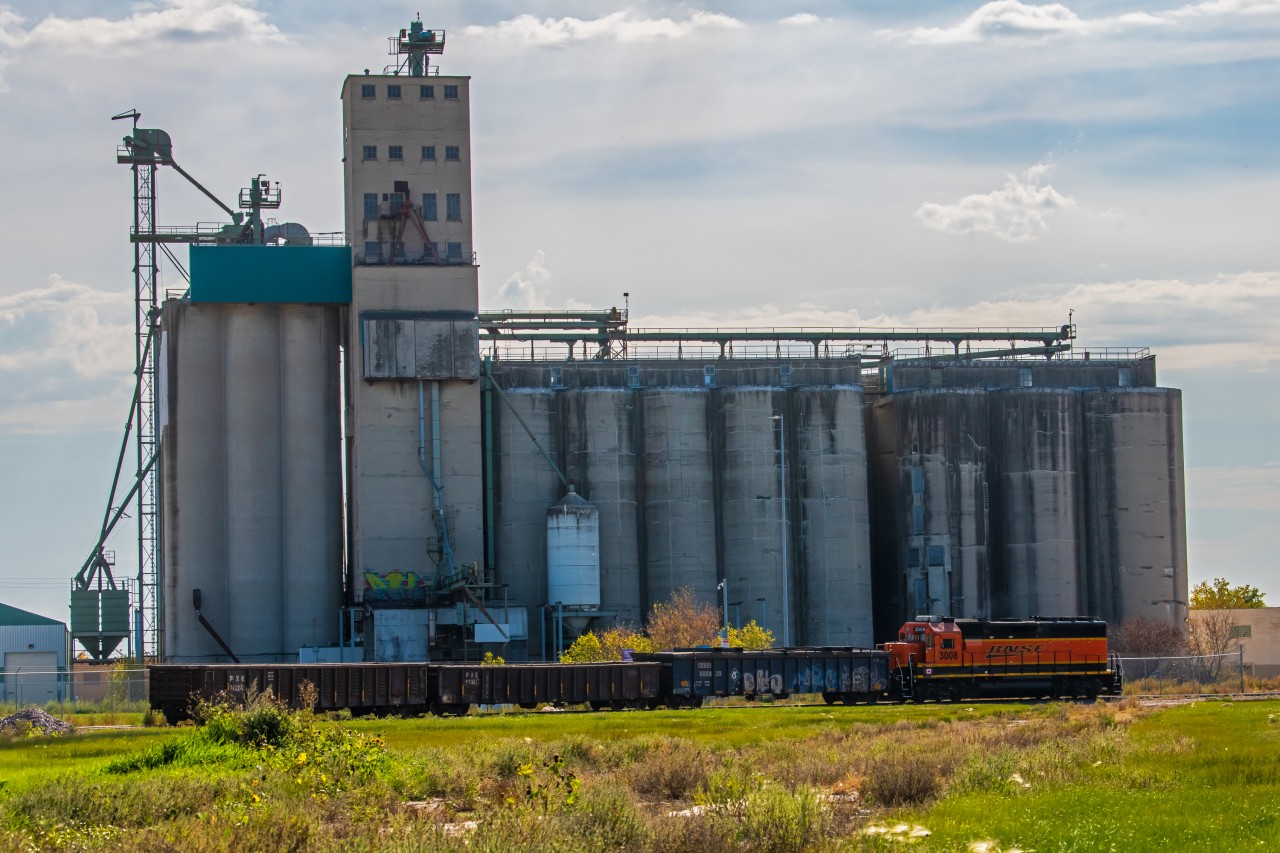 One of the very few jobs BNSF has in Winnipeg. Switching out a few car at Cowin Steel in the west end of town