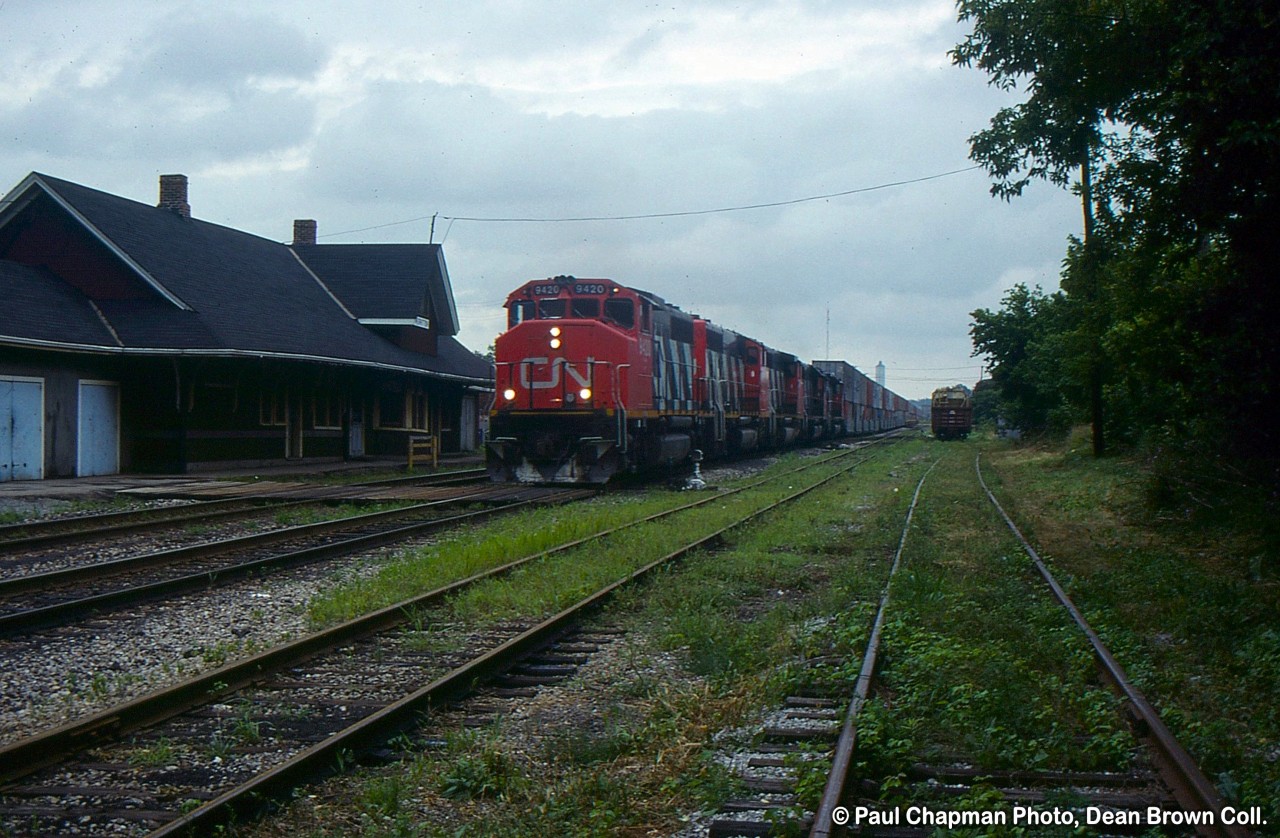 CN GP40-2LW 9420 leads 254 (Double Stacks)