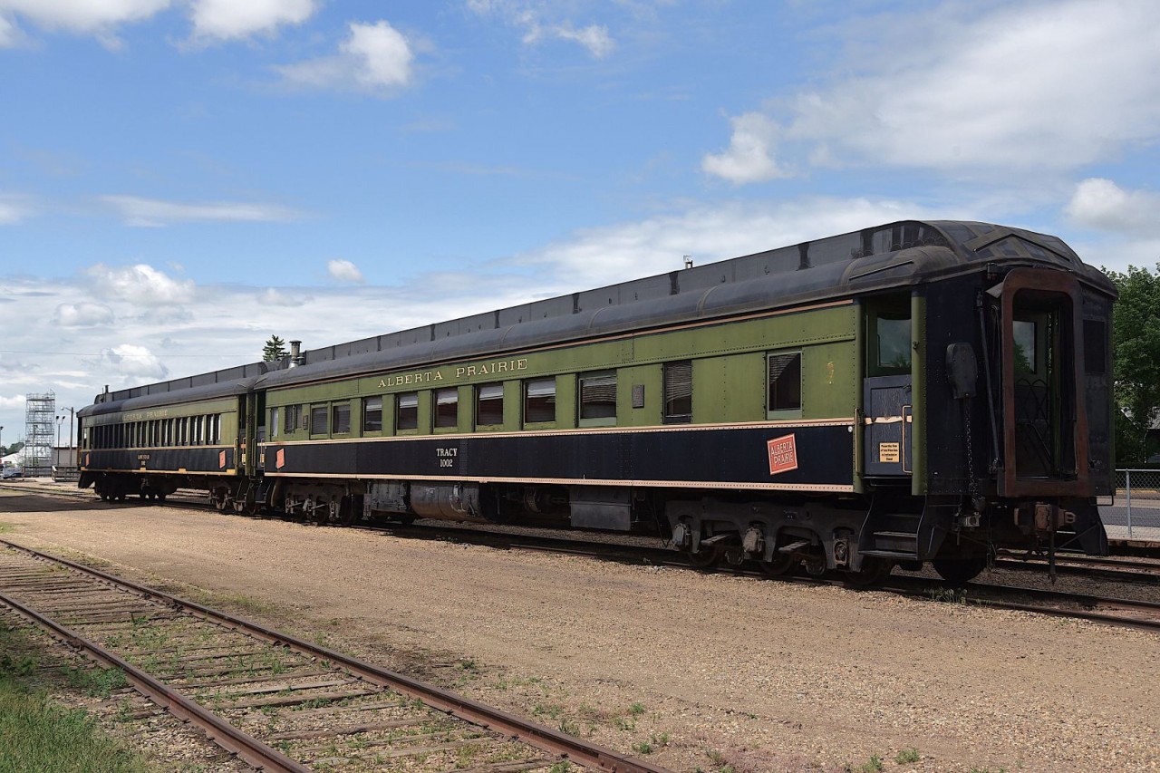 Green Gold & Black heavy weights


Tracy #1002 is ex CPR 12-1 sleeper Solsgirth ( CC&F 1931)


Lone Star #5082 is ex CNR #5082 ( CC&F 1924)


At Stettler June 14, 2025 digital by S.Danko


Imagine five of these GGB heavy weights powered by Green & Gold GMD - 1's : The CN Guelph Commuter.