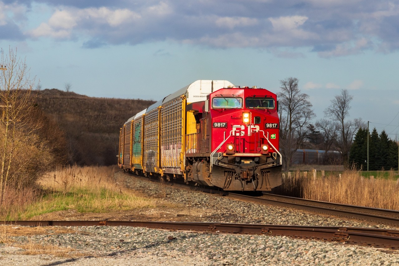 When's the last time you found a 20 year old locomotive this clean? CP 9817 races the edge of a cloud as it brings CP 731 around the bend at Dumfries Rd just west of Cambridge. 9817 was repainted in 2017 and has shone basically ever since. Its a welcome outlier amongst a fleet full of red turning purple or black GEs.