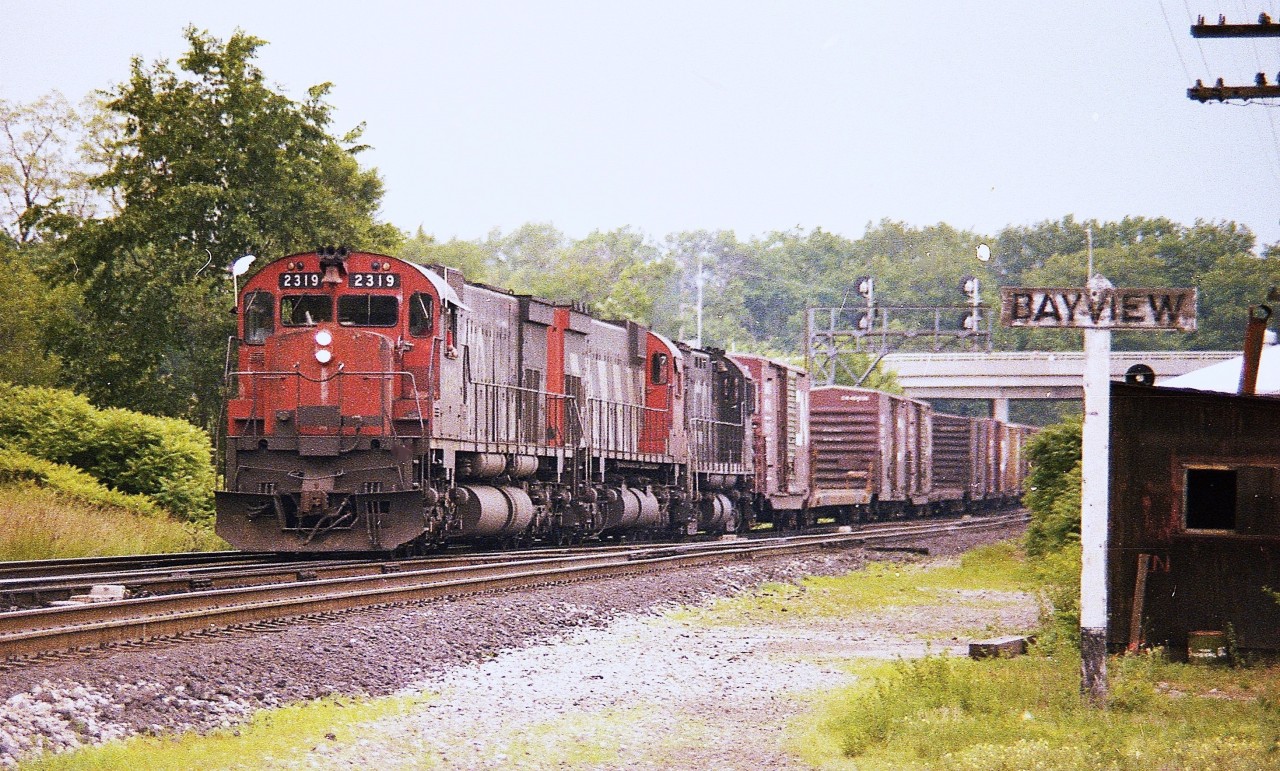 Back in the days when the massive MLWs were the pride of the fleet, we see a pair of M-636s and a C-424 powering a train about to take the Dundas sub and head up the Copetown hill westbound. Power is 2319, 2309 and 3227. Those were the good times !!