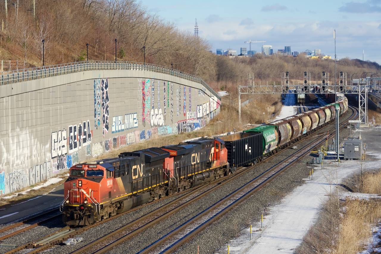 CN 527 has a cut of GWRS hoppers up front as it crosses over at Turcot Ouest.