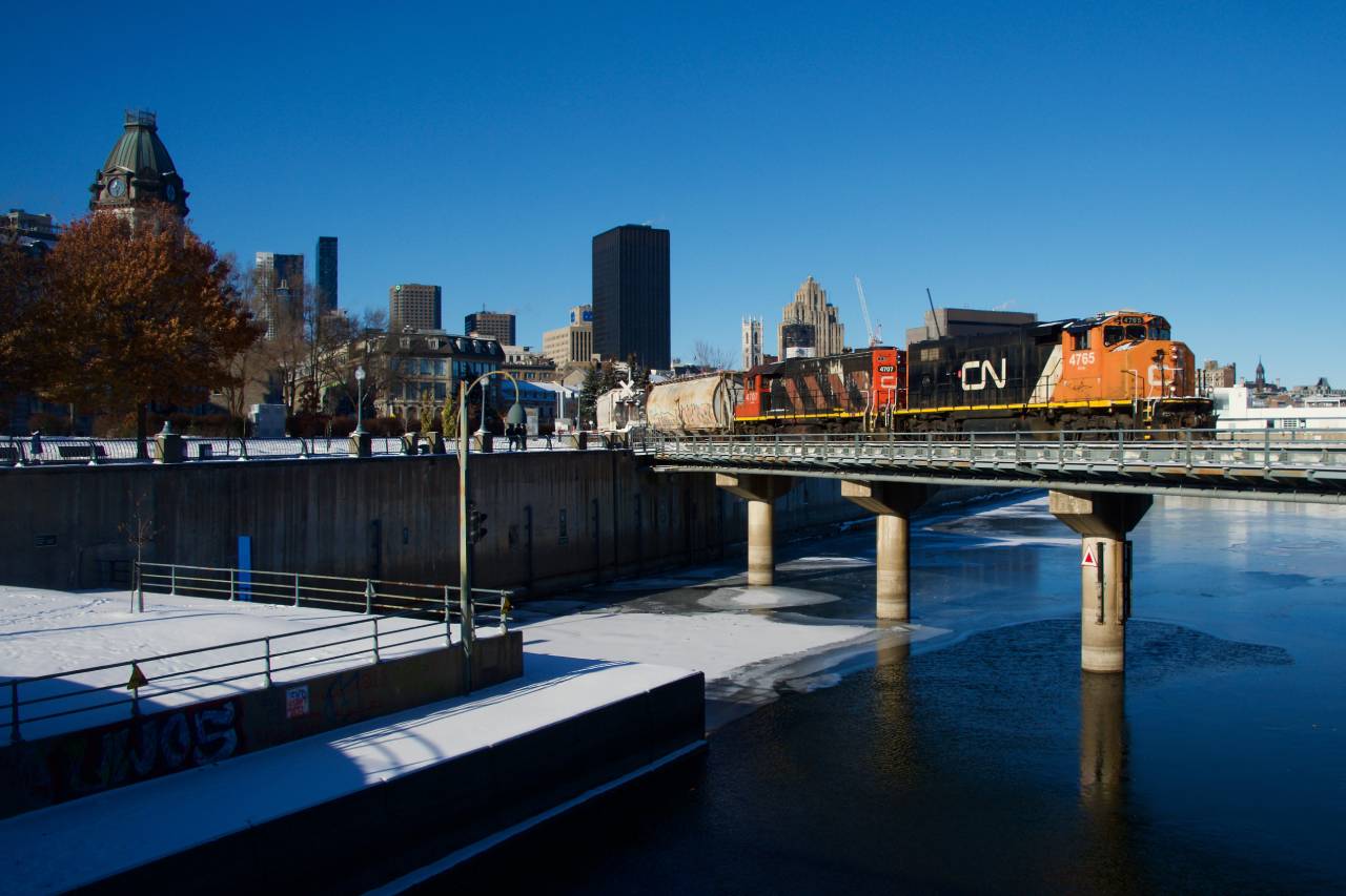 CN 500 leaves the Port of Montreal on a frigid afternoon.