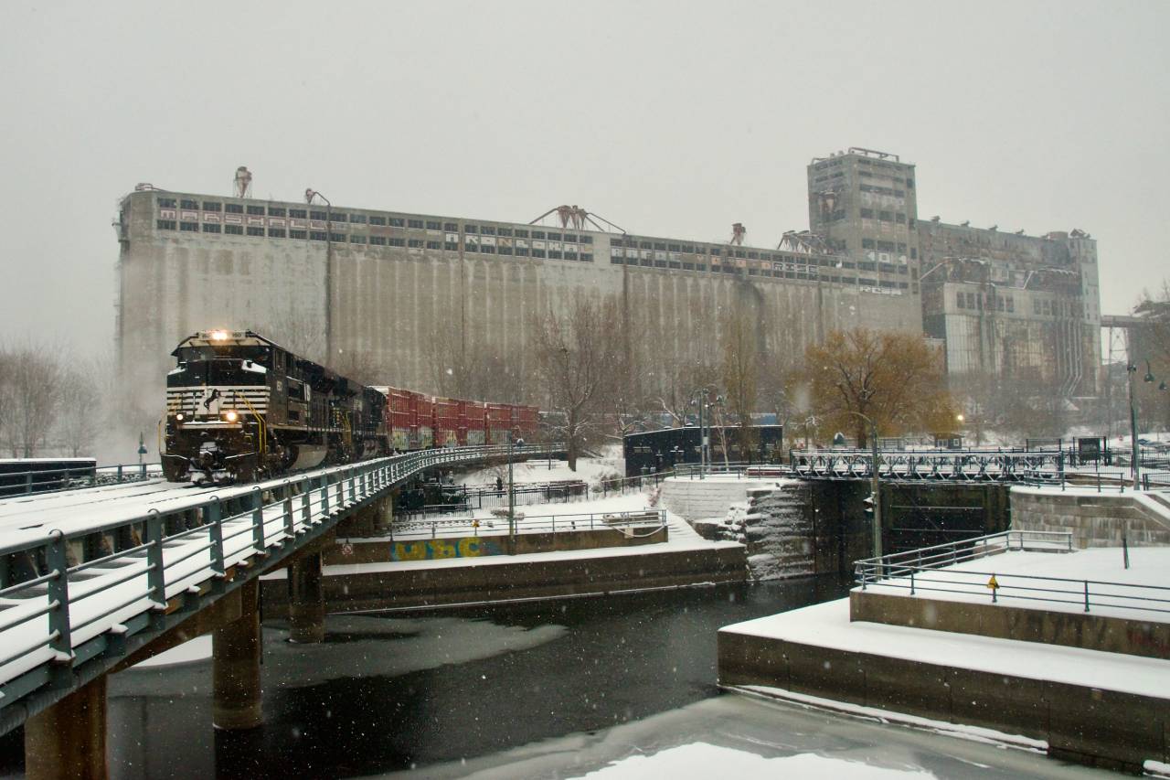 CN 543 is entering the Port of Montreal with borrowed NS power (NS 1150 & NS 8169) and a small train from Taschereau Yard.