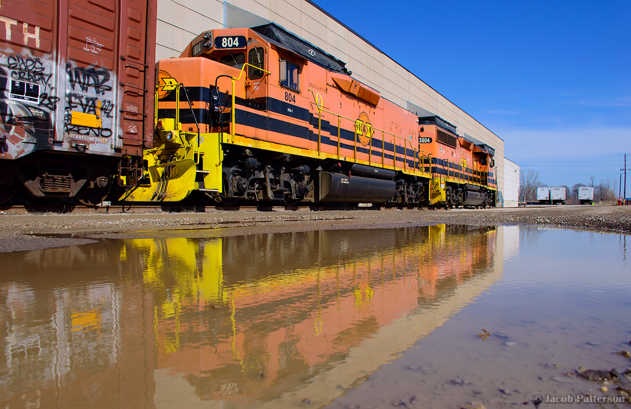 As Steve mentioned in his recent post, Smurfit-WestRock has been a GEXR/GJR customer for about a year.

While 582 was working other customers in the north end, 583 made a trip up to spot two boxcars at their loading docks, before lifting pole cars off the team track and returning to lower yard.