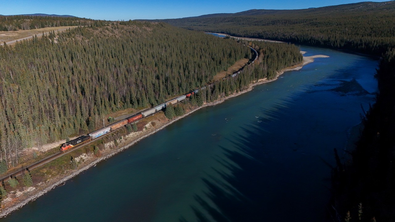 Having joined the Athabasca River at Entrance, M 31151 13 will follow the river into Jasper before heading west towards Yellowhead Pass, while the river veers southward towards Athabasca Falls on the Ice Field Parkway.  CN M 31151 13 : CN 2256, CN 2205 – DP 1x1x0 – 123 cars