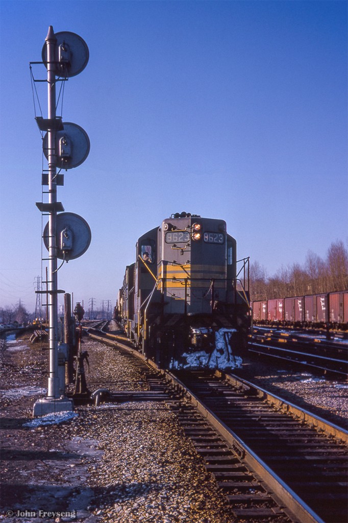 Holding at Leaside, and eastbound freight led by GP9 8623 and leased SOO Line F7a 2501C waits to proceed to Agincourt Yard.

Shortly, CP Extra 4025 west will pass through.

Scan and editing by Jacob Patterson.