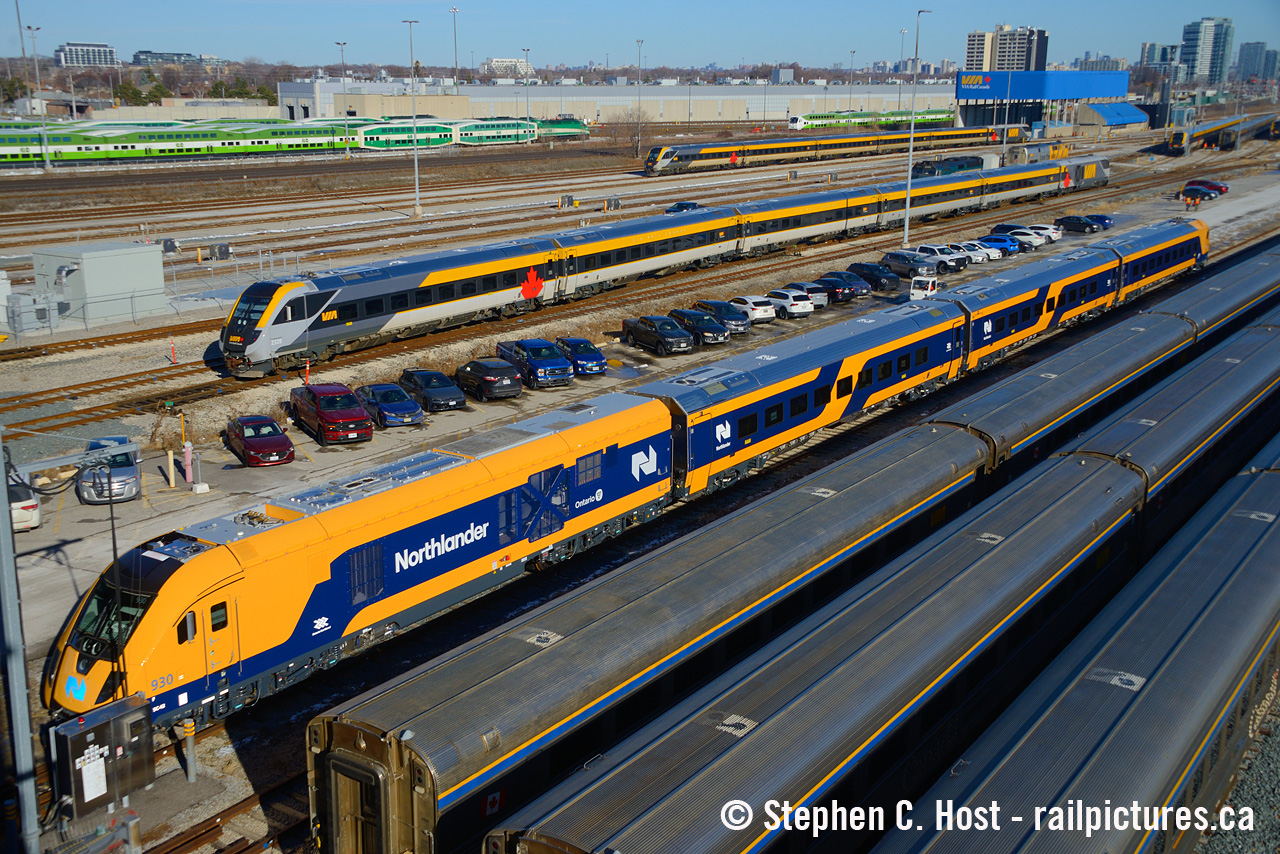 Merry Christmas to the people of the North and the people of Ontario! Doug Ford has delivered a Christmas present for you. A brand new Siemens set for the return of the Northlander! Two via sets are moving in the yard, also Siemens, and retired HEP-2 equipment has begun to fill VIA's storage space in Toronto.