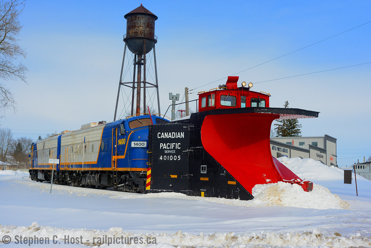 One time and one time only, both former Raillink F units were power for the OSR Plow in March 2015. Pictured is the train passing the iconic water tower in the south end of town. I had a vested interest in seeing this again, as I had seen this pair on GEXR plowing in '07. Photo 2 - plow extra meeting GEXR 581. Now 1400 belongs to the VHA as 6539 and 6508, the "Jim Brown" is of course in OSR colours - notice how similar the lines are of the OSR paint scheme? Raillink's paint was quite nice - why change a good thing too much?