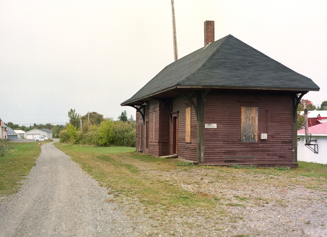 This little old wooden station is a survivor. Built in 1877, it served CP in its last years of operation. The CPR pulled out of Atlantic Canada completely by 1993, but I am not sure when it left Grand Falls. But long before.
The building was designated a 'Historical Place' in March of 2006. It is situated at roughly the corner of (Rue) Portage Street and (Rue) Chappell West Street. The former right of way is now the Sentier Trail.