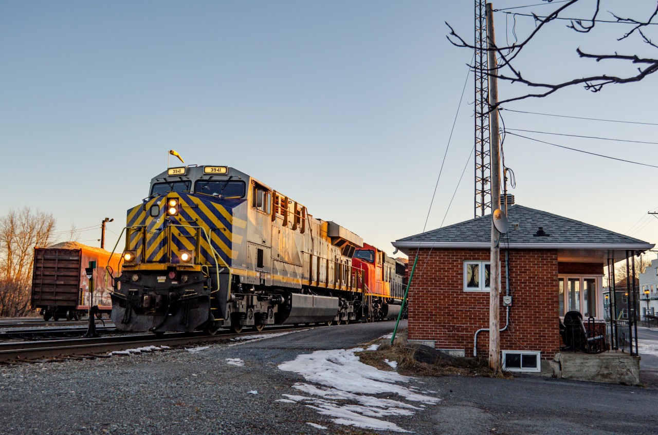 At around 8:10 in the morning, CN 3941, a former Citirail ES44AC, begins to pull its train out of Mont-Joli yard as it passes by the former taxi stand, at the western end of the yard. The consist that day was pulled by two engines facing the same direction, which is unusual for the Mont-Joli subdivision, as this requires CN to use SFG's tracks in Matapedia to turn around the engines.