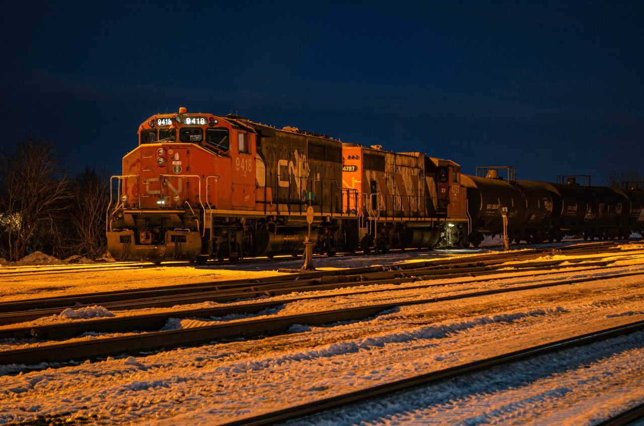 559's train is already assembled and ready to go, as it sits in the western end of Mont-Joli yard in the evening, and will depart towards Rivière-du-Loup the following morning. I was lucky to be able to shoot the parked train along with its engines, as usually the engines are parked at the center of the yard, making them hard to shoot. These two widecab geeps made for a rather nice start of the year, on the previous day, i caught them haul the Matane train back near Price. Even though i couldn't get any pictures as the train ran late, wet rails and roaring engines rewarded me of a nice auditive experience. Still got a picture in the end!
