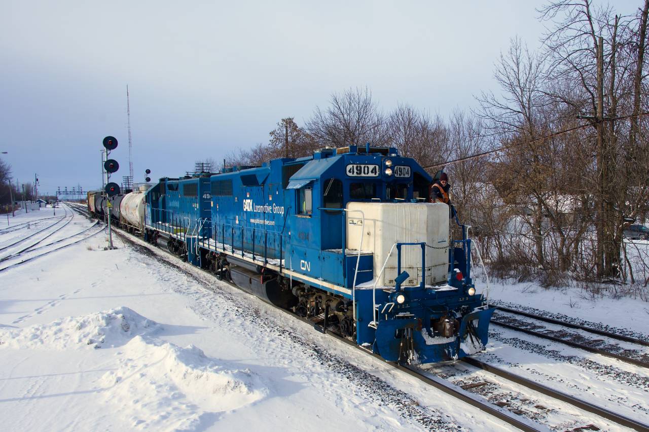 After holding at Coteau Jct for CN 322, a short CN 589 is on the Kingston Sub before backing into the yard, as a large snowbank gives me some elevation.