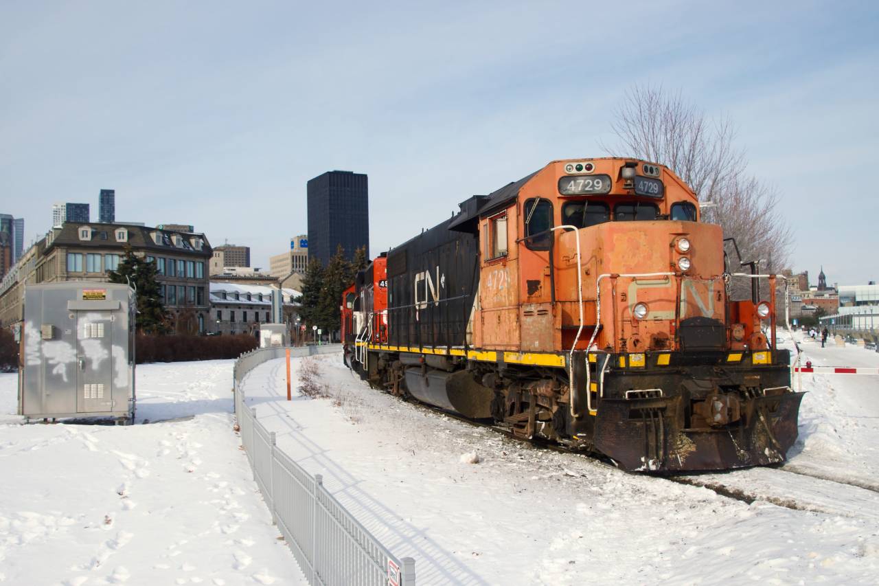 CN 500 is leaving the Port of Montreal light power a few minutes past noon with CN 4729 & ex-BNSF CN 4960.