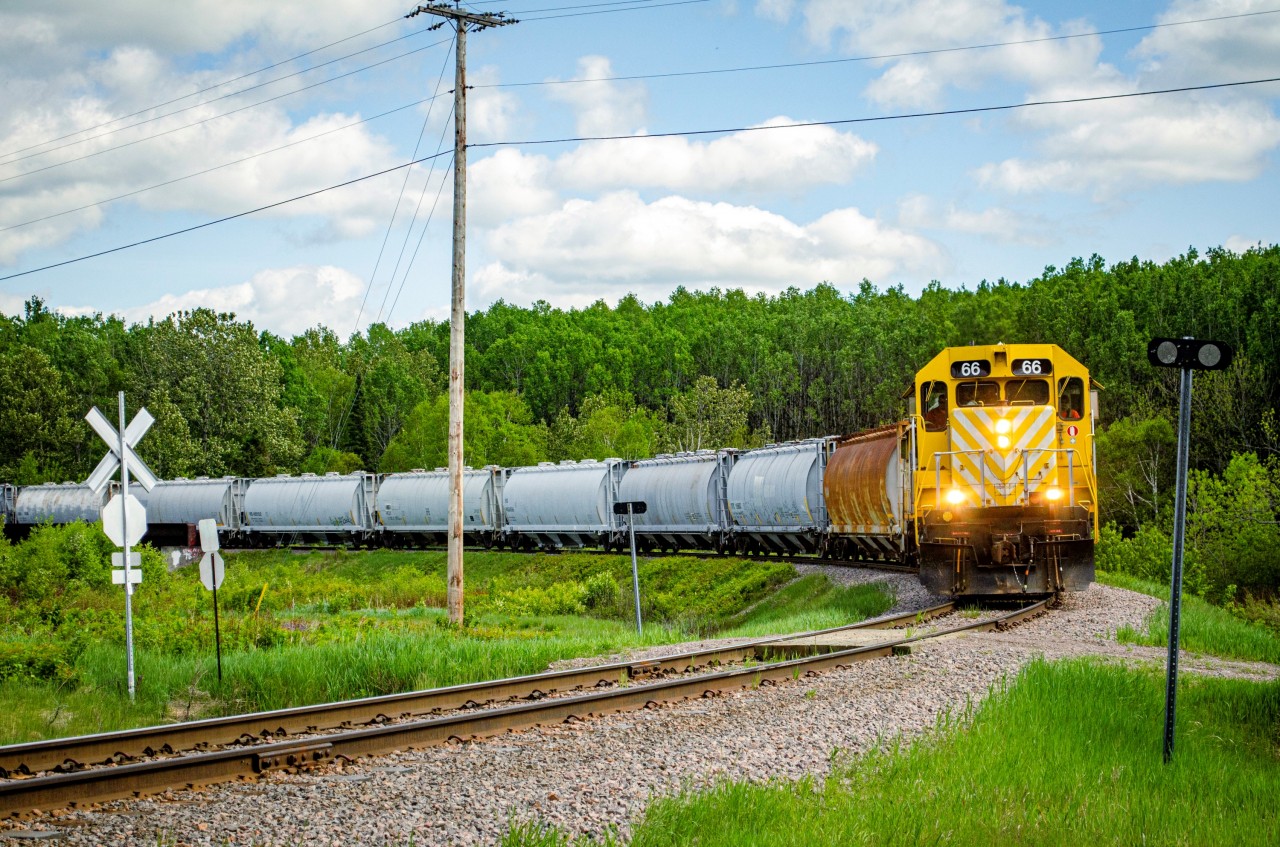 After two consecutive rainy days, it was nice to have a bit of sunlight for our last day on the RS. Here we see RS 66 lead the Laterrière turn at the last crossing before entering the plant. Here the train will switch for about half an hour before returning back to Port-Alfred.