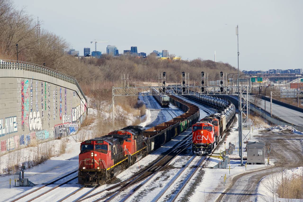 CN 527 (at left) is passing a stopped CN 713 at Turcot Ouest on the last day of 2025.