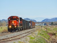 After hearing train 559 depart Mont-Joli with 4715 as the lead engine on my scanner that sunday morning, my friend Vincent and I quickly prepped up for a chase, as standard cabs don't lead trains often on the Mont-Joli subdivision. We stopped at many locations along the way, but the spot in Saint-Simon arguably brought the most interesting picture of the bunch, with the scenic mountains that we nickname ''The Walls'' visible in the background.
Being one of the rare GMD GP38-2s left on CN roster with its original bronze bell still intact, this chase was one of my favourites this year, not that i chase trains that often...