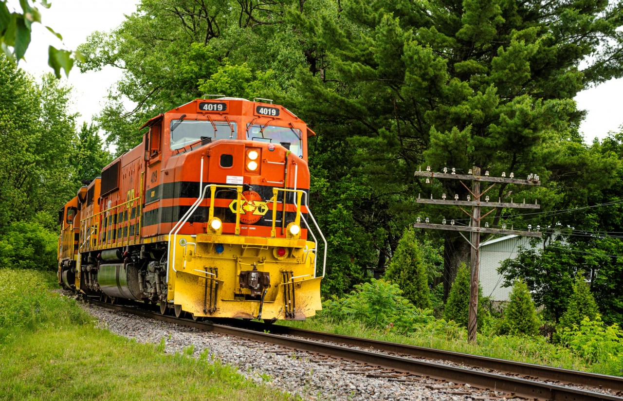 The Québec City to Montréal train, number 919, comes around a sharp bend at Rue Charles-Julien in Pont-Rouge. 
On that day, i had decided to take a glance at the switching operations in Trois-Rivières before finally deciding on catching the mainline train after a quick lunch, having already caught the Wayagamack turn. I choose not to risk going all the way to Québec, which proved to be the right move, as the train departed Henri IV yard minutes later after arriving in Pont-Rouge, at around 2 o' clock. Even if i didn't catch more switchers, i ended up being satisfied anyway!