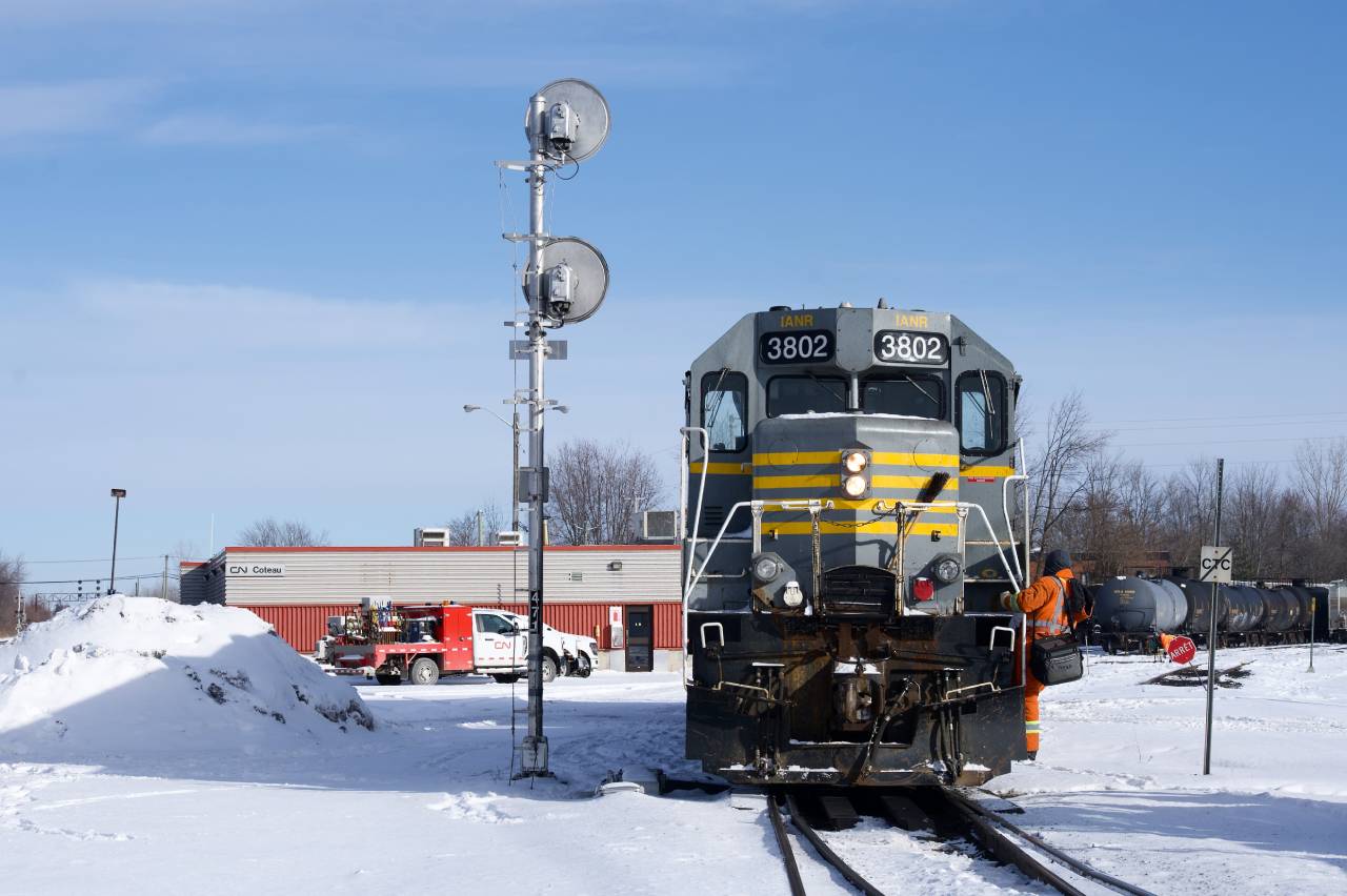 CN 591 heads towards the shop track and prepares to tie down at the end of its shift at Coteau. A crewmember has his grip ready as he rides IANR 3802.