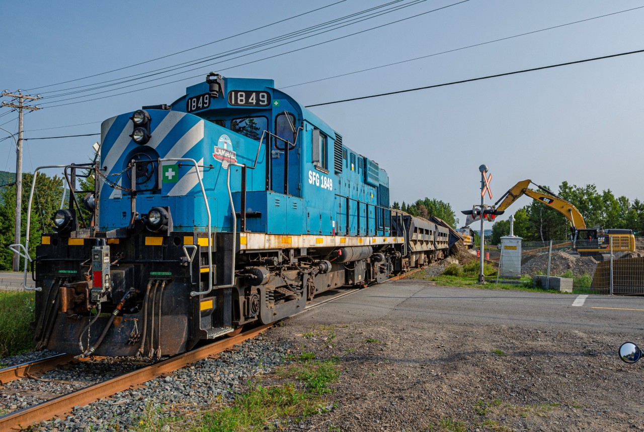 Gaspé Railway's short crushed stone train getting unloaded at Maria. In late spring 2025, Beluga Construction contracted the Gaspé Railway in order to transport crushed stones for a beach replenishment project in Maria. From July to December 2025, up to 6 train trips a day carried the stones from a quarry east of Nouvelle to a transload facility on the Route des Hirondelles, in Maria. The stones were then transported by trucks for the short distance remaining to the beach. These operations allowed to lower the vehicular traffic on Route 132 during the summer months, the highway being already saturated with traffic.
