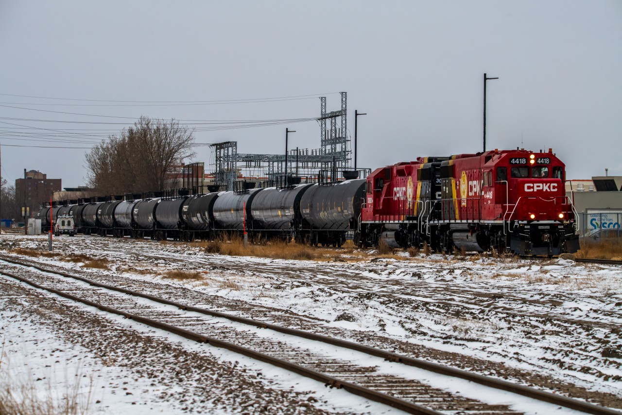 Heading back to the CPKC Higgins Yard during the first decent snow fall of the season.