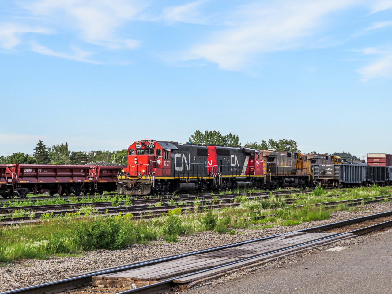 CN's Matane turn, train 561, pulls through Mont-Joli yard with a pair of retired QNSL C44-9Ws in tow. This was an unexpected catch, as i was expecting to see train 402 arrive from Rivière-du-Loup instead. 402 did come through later on, with a pair of SD70m-2s leading the train.