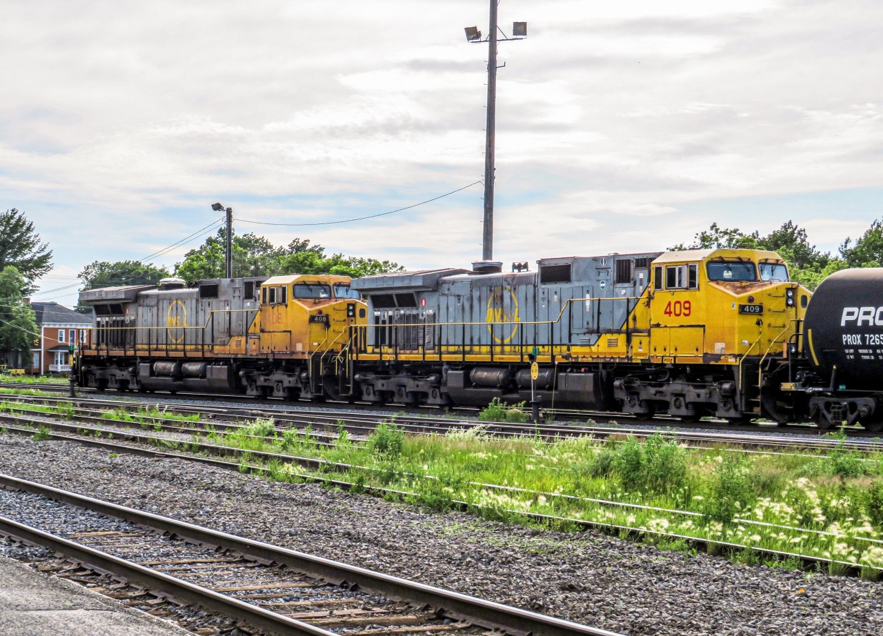 This is a follow-up picture of the previous one showing the engines being pulled by CN 4727, now showcasing the QNSL C44-9Ws after being dropped-off by train 561, sitting in the yard. Train 403 would bring them down to Joffre yard, near Quebec City, the morning after. I am not sure what happened to the engines since, but they have likely been scrapped, or stripped for parts.