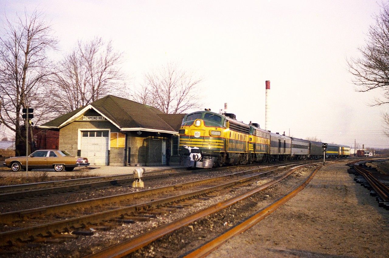In order to capture this image I had to skedaddle out of the house early in order to be trackside in Richmond Hill at 0700 so I wouldn't miss this train.  Sometimes it was CN power, sometimes ONR. I was lucky this day. Not only was the weather decent, so of course was the train with its eclectic variety of coaches behind ONT 1509 and 1520.  The way Toronto traffic is these days, I'd not attempt anything around the GTA any more. :o) Not even on a Sunday, which was the case here.