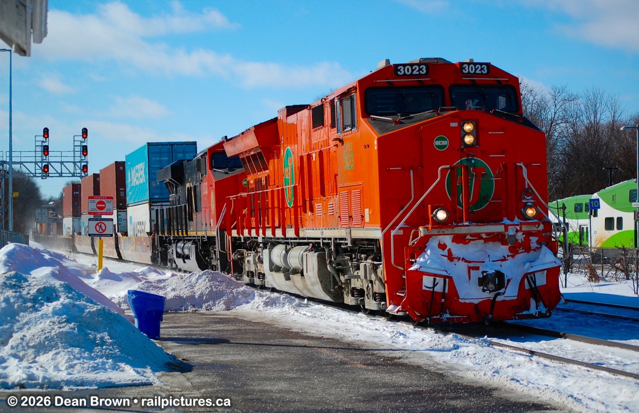 CN (EJ&E) ET44AC and CN ES44AC lead 422 through Georgetown.