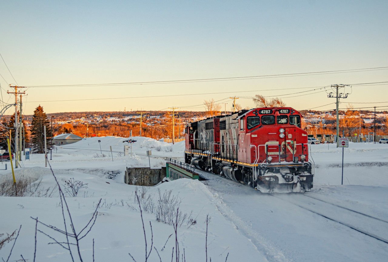 After taking photos of the ice fishers huts on the mouth of the Rimouski river, i decided it was time to walk up the hill to the railway track and catch train 402, hoping it would come to town before it gets too dark. To my big surprise, train 559, returning light to Mont-Joli with the engines 9418 and 4787 would arrive instead, which was very unusual, as it usually never runs on Mondays. I could not complain though, as the light move allowed me to take a shot of the trailing engine with the hill overlooking the city, reflecting the last rays of sunlight in the background. Train 402 would still come around as usual, about an hour later.