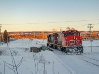 After taking photos of the ice fishers huts on the mouth of the Rimouski river, i decided it was time to walk up the hill to the railway track and catch train 402, hoping it would come to town before it gets too dark. To my big surprise, train 559, returning light to Mont-Joli with the engines 9418 and 4787 would arrive instead, which was very unusual, as it usually never runs on Mondays. I could not complain though, as the light move allowed me to take a shot of the trailing engine with the hill overlooking the city, reflecting the last rays of sunlight in the background. Train 402 would still come around as usual, about an hour later.