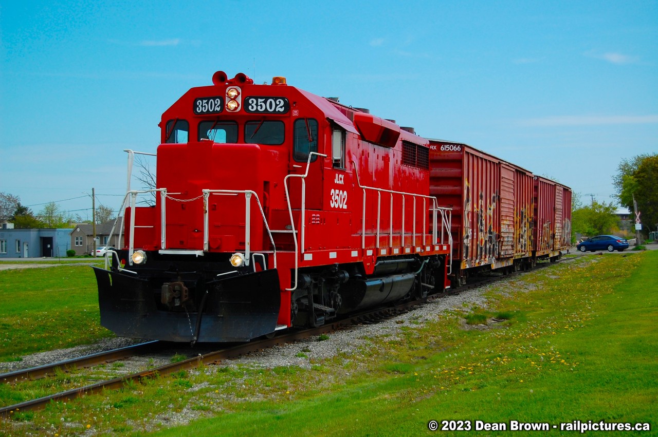 GIO Rail with JLCX GP35 3502 lifts the two boxcars.