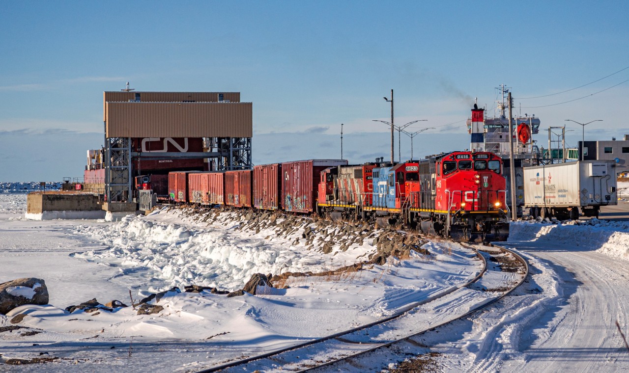 On this Friday afternoon, train 561 (Mont-Joli - Matane turn), departed Mont-Joli light with a set of 3 engines, including a newly brought GTW GP9r, likely the first one to ever roam the Mont-Joli and Matane subdivisions. We can see them here unloading the Georges-Alexandre Lebel railcar ferry with the help of 6 buffer cars and the recently refurbished CFMG caboose, serving as a shoving platform. The rare trio formation of engines would prove helpful, as they ended up pulling a staggering 52 cars out of Matane, most of which were loaded. Apparently, an engine failure caused half of the previous trip to be left out in Matane, which would be the reason behind the massive train.